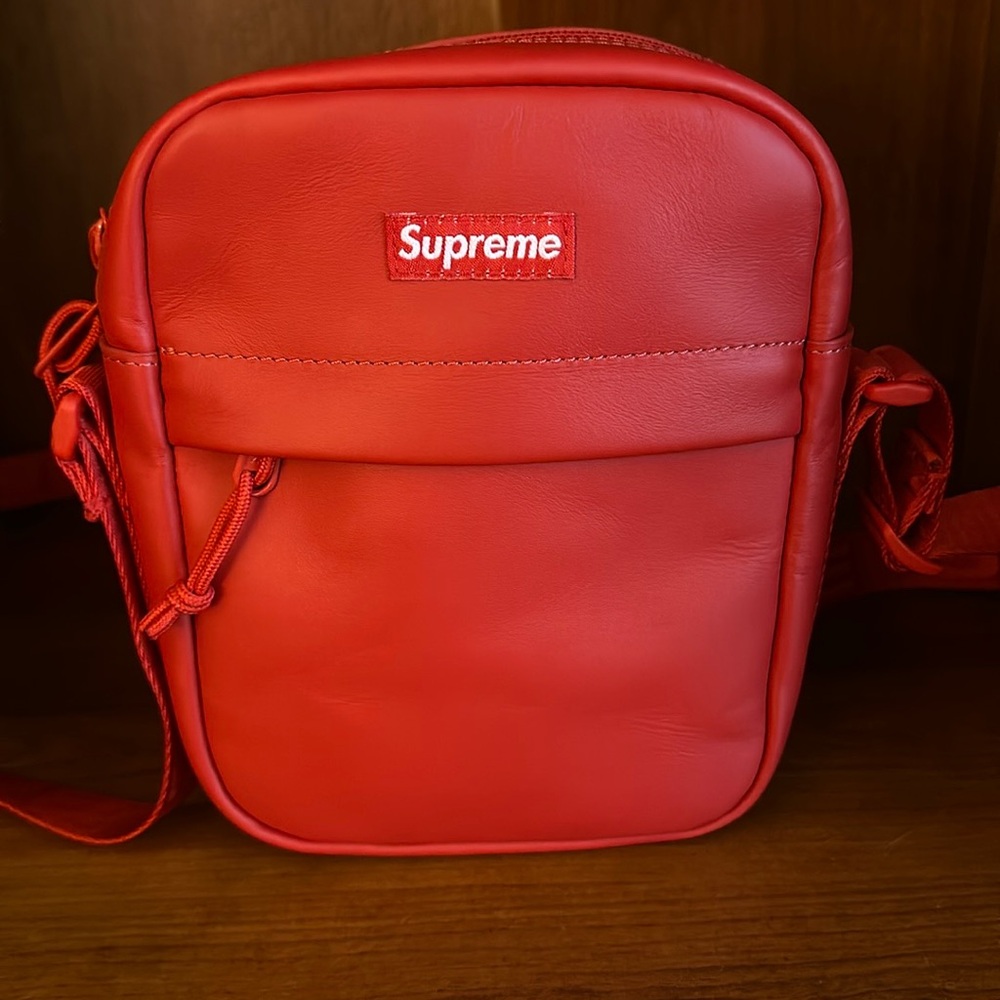 Unisex Supreme crossbody bag in the color red
